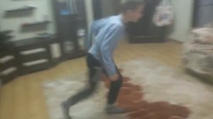 Эпичное падение на диван