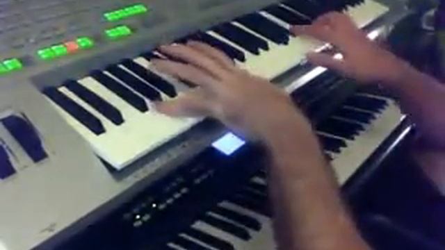 Парень классно играет на синтезаторе смотреть онлайн