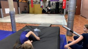 "Забери палку" - игровое упражнение с прыжками с мостика