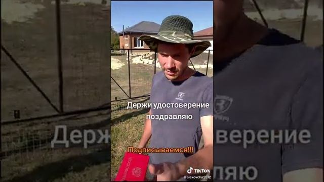 опытный электрик залазит на столб без когтей.executive electrician climbs the pole with nothing