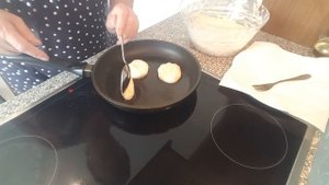 Вот секрет пышных оладьев которые не опадают,Идеальные оладьи на кефире без дрожжей .Как пух.