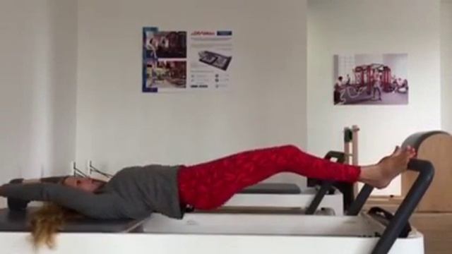 Fitlab Pilates. Упражнение дня. Полукруг на реформере.
