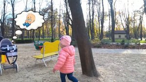 Николь как Мама лечит куклу которая заболела.