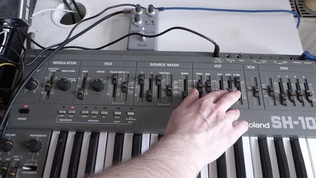 Roland SH101 & Fender Hammertone Space Delay смотреть онлайн