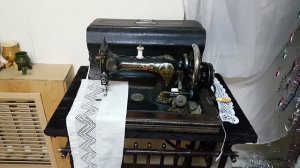 Старинная ручная швейная машинка