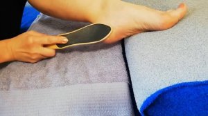 Мягкие розовые пяточки за 5 мин и парить ноги не надо. Чудо-средство.