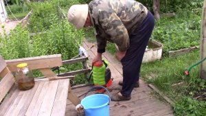 Обрабатываем ХОРУСом яблони.