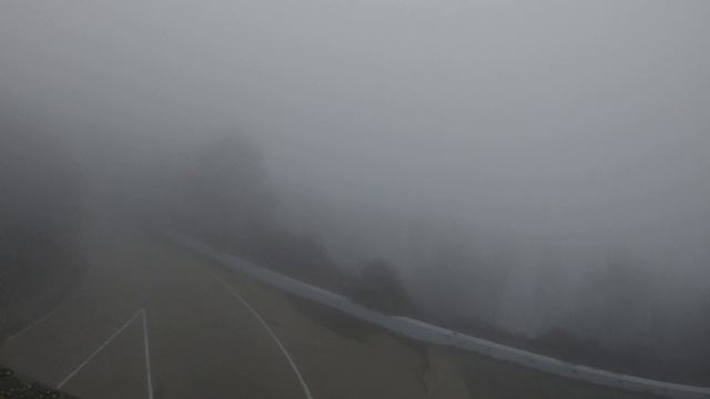 Достопримечательности Крыма. Байдарские ворота. На горы опустился туман.