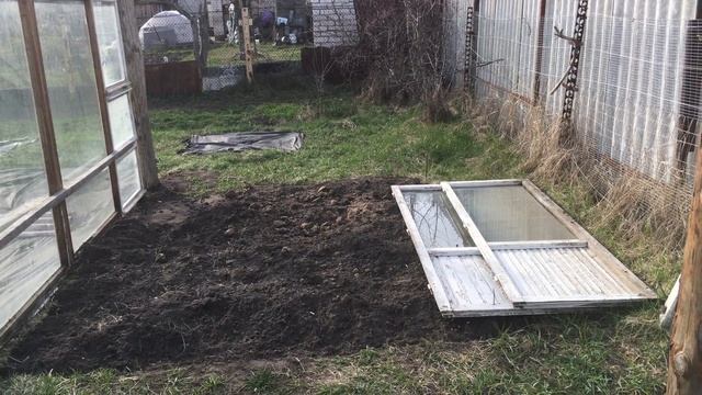 Подготовка теплицы к посадке. Начали строительство огуречника.