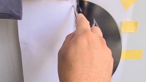 Как клеить наклейку на автомобиль - Средний и большой размер