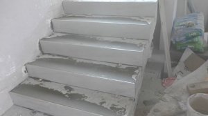 Очередная облицовка лестницы керамогранитом .