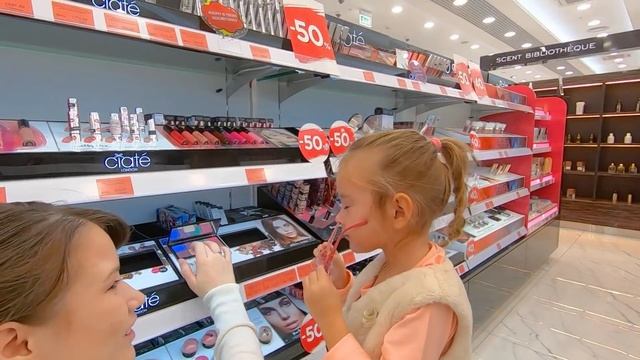 Девочка в магазине косметики. Детская косметика.