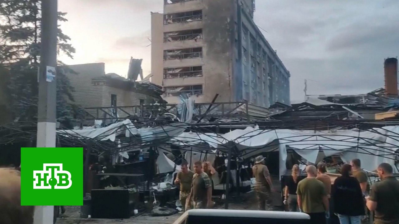 Всем учить английский: Зеленский нашел способ быстрее загнать Украину в ЕС и НАТО | «Итоги недели»