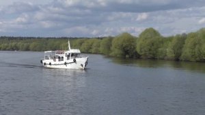 Катер Гидрограф  (Тип: Ярославец  проект 376 )  идет вниз по Москва-реке