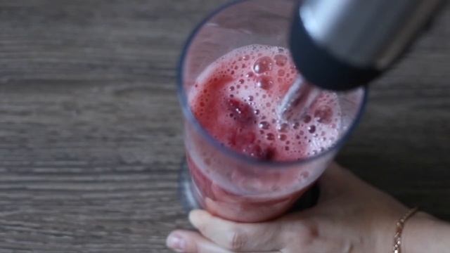 Смузи, коктейль и жидкое тесто в новом комбайне “Кубики” от Hotter смотреть онлайн