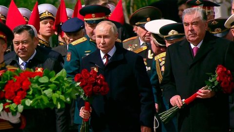 Владимир Путин вместе с главами иностранных государств возложил цветы к Могиле Неизвестного Солдата