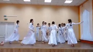 Танец учеников, посвященный Дню матери