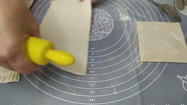 Самые простые и быстрые сочники с творогом из слоеного теста