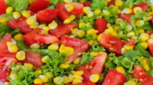 Салат из помидор с кукурузой и брынзой