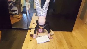 Читает вверх ногами!!!