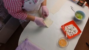 Треугольники с творогом и изюмом. Тесто ФИЛО.