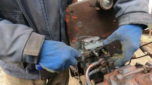 Батин трактор Т-25. Переставляем БАК. Распределитель течет.