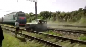 Поезд сбил УАЗИК