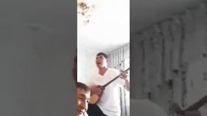 Чёрный Аман исполняет душевно на домбре