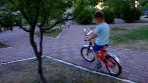 3х летний мальчик ездит на 2х колесном велосипеде.3 year old boy riding a bicycle wheel 2