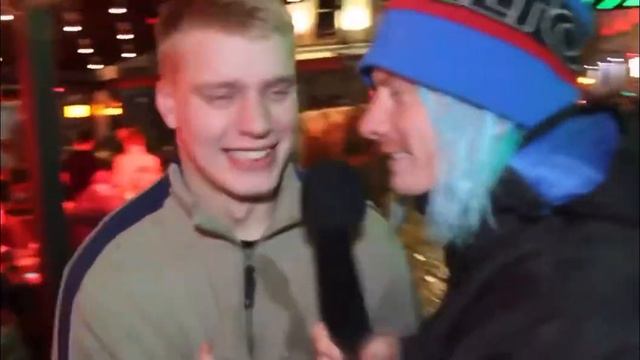 Мужик заглотил микрофон (come on england) смотреть онлайн