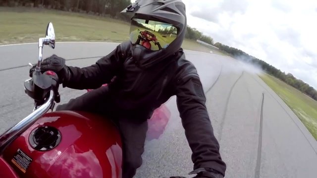 Дрифт на мотоцикле круизере Victory Motorcycles