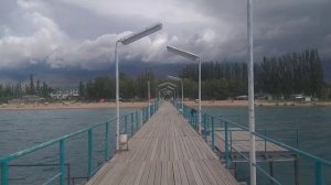 Голубая, холодная, горная вода. Озеро Иссыкуль. Страна Киргизия. Дом отдыха Алтын Кум.