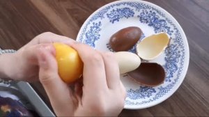 Открываем шоколадные яйца Lol с сюрпризами внутри.