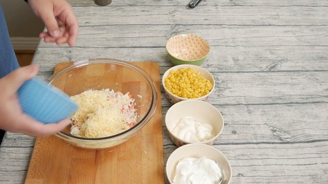Салат с крабовыми палочками. Пальчики Оближешь.