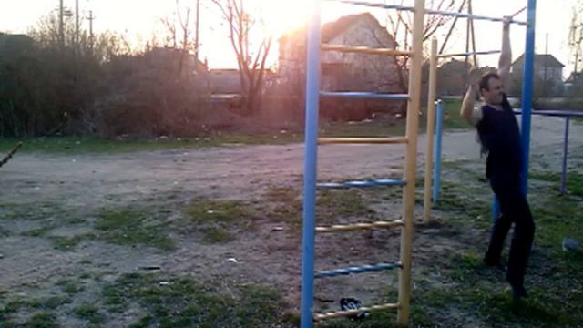 Подтягивание на турнике (Вьетнам. 310 раз )