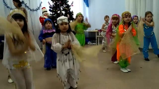 Новогодние танцы смотреть онлайн