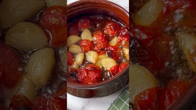 запеченные помидоры и чеснок на тарелке