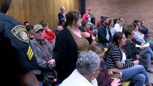 В США недовольную учительницу заковали в наручники и увели с собрания