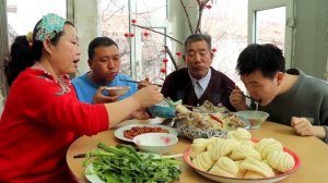 天热肉储存不住了，会成和老妈翻出大骨头，烀2小时炖点白菜吃，真香【会成一家】