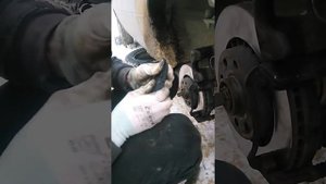 Замена передних колодок Дэу Нексия (Daewoo Nexia) правого колеса