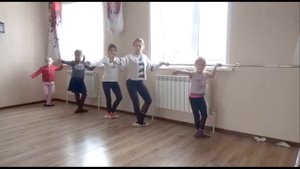 Классический танец.  Станок.  Плие