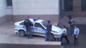 Полицейская машина застряла на ступеньках Госсовета