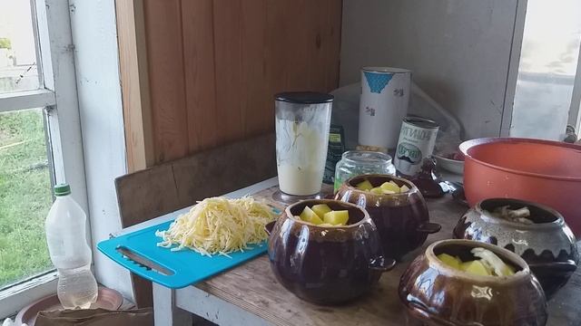 вкусное жаркое из кролика с грибами в горшочках. попробуйте очень вкусно.