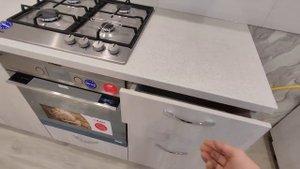 Кухня под потолок с натяжным потолком