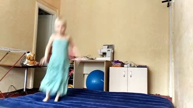 Аришка прыгает на надувном матрасе смотреть онлайн