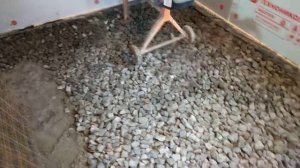 Засыпаем щебнем перед стяжкой по маякам