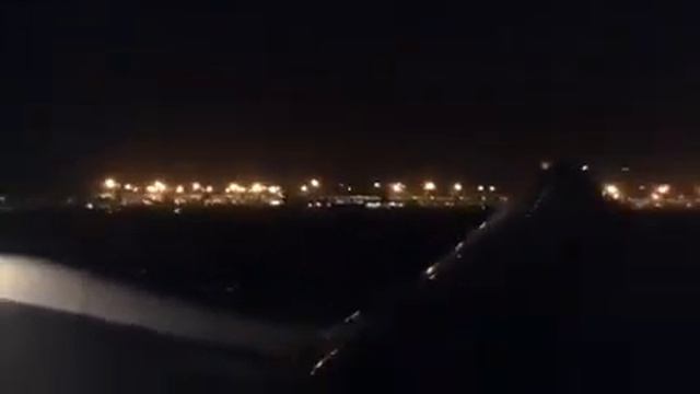 DEL to EWR on United Airlines Business First 777 takeoff смотреть онлайн