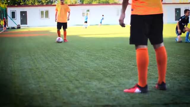 КАК ДАВАТЬ ТОЧНЫЙ ПАС В ФУТБОЛЕ ОБУЧЕНИЕ! смотреть онлайн