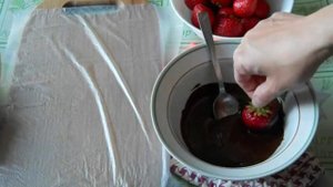 Украшение для торта.  Клубника в шоколаде.