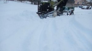 Расчистка снега тяжелым мотоблоком на гусеницах